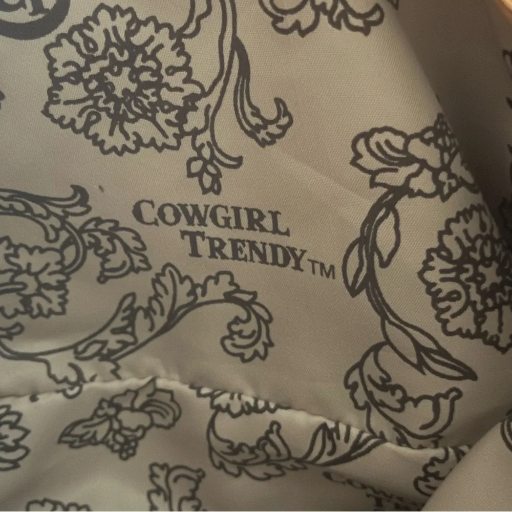 Cowgirl Trendy Peachy Tan and Cream Western Conceal and Carry Handbag - Picture 14 of 16